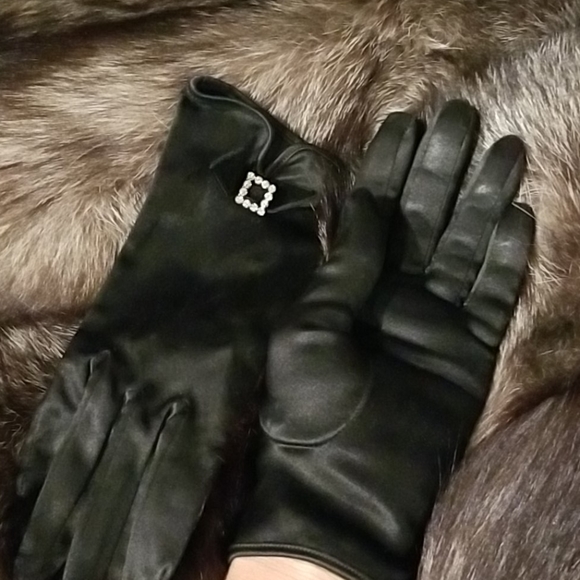 Satin and velvet rhinestone embelished gloves - Picture 5 of 6